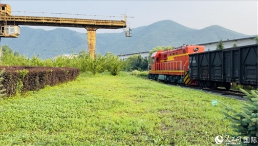 通鋼產(chǎn)品通過鐵路運輸出場。人民網(wǎng) 謝瑩攝