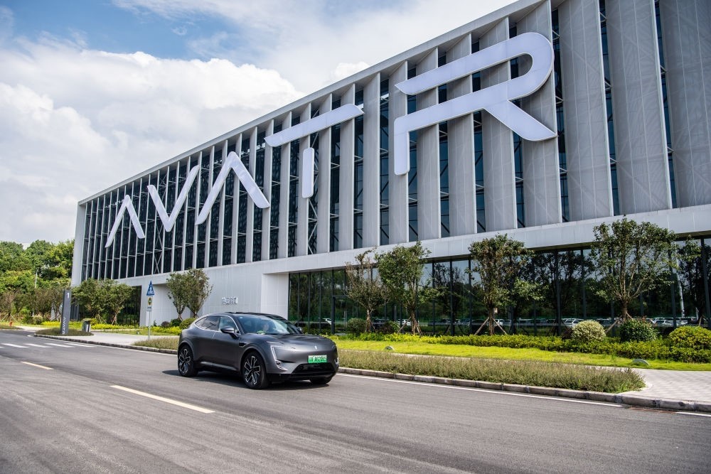 一輛新能源汽車(chē)在重慶市江北區(qū)行駛（2023年7月20日攝）。新華社記者 唐奕 攝