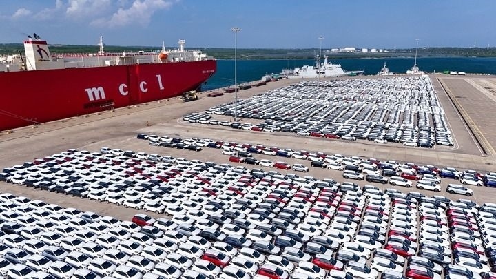 這是2024年3月28日拍攝的斯里蘭卡漢班托塔港（無(wú)人機(jī)照片）。漢班托塔港是中斯共建“一帶一路”重點(diǎn)合作項(xiàng)目，位于斯里蘭卡南端，是一座綜合性人工深水海港，許多往來(lái)亞洲、歐洲、非洲的貨船在此經(jīng)過(guò)。新華社記者 徐欽 攝