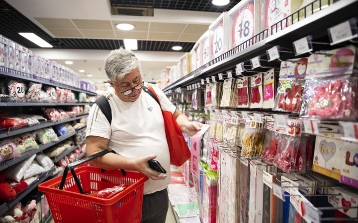 2024年4月29日，在匈牙利布達(dá)佩斯，一名男子在中歐商貿(mào)物流合作園區(qū)的中國(guó)商品交易展示中心內(nèi)購(gòu)物。中歐商貿(mào)物流合作園區(qū)是中國(guó)在歐洲地區(qū)建設(shè)的首個(gè)商貿(mào)物流型境外經(jīng)貿(mào)合作區(qū)，也是集商貿(mào)展示與交易、物流運(yùn)輸與倉(cāng)儲(chǔ)、產(chǎn)業(yè)投資與合作功能于一體的中歐企業(yè)雙向互動(dòng)平臺(tái)。新華社記者 張帆 攝