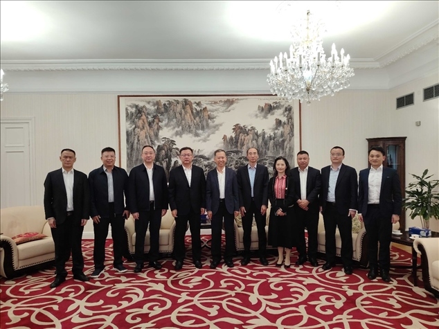 中國(guó)駐瑞典大使崔愛(ài)民(左五)會(huì)見(jiàn)中國(guó)中鐵股份有限公司總裁陳文健一行并合影。中國(guó)駐瑞典大使館供圖