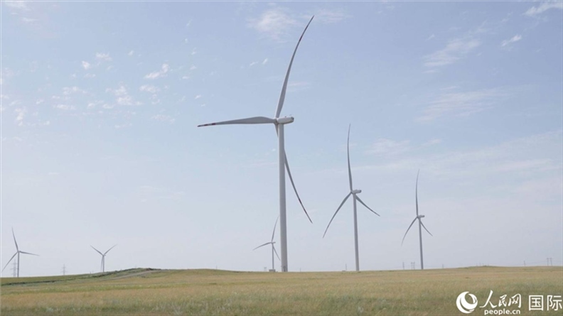阿克莫拉州風(fēng)電項目群風(fēng)機。 人民網(wǎng)記者 葛泰佚攝