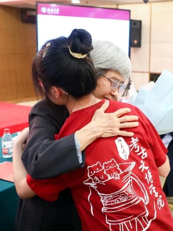 2023年，在校友向母校捐贈儀式上，鐘芳蓉與樊錦詩擁抱。校方供圖