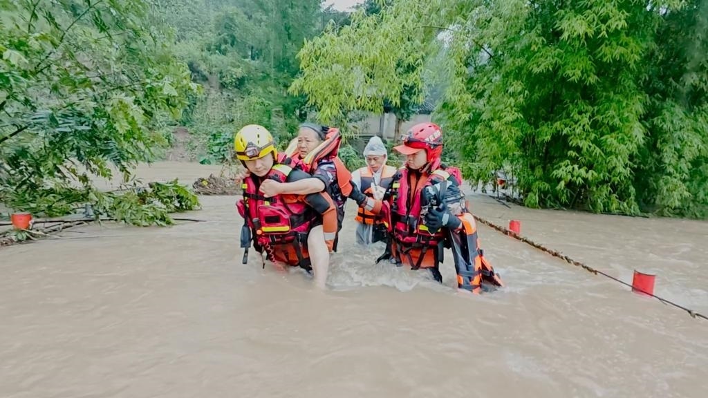 在忠縣，救援人員正在轉(zhuǎn)移受災(zāi)群眾。新華社發(fā)