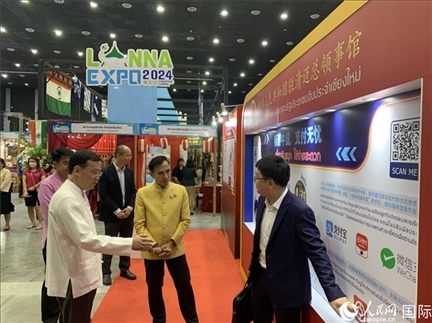 7月9日，中國駐清邁總領(lǐng)事陳海平與清邁副府尹威拉蓬等共同參觀以“暢游中國、支付無憂”為主題的中國展位。人民網(wǎng)記者章念生攝