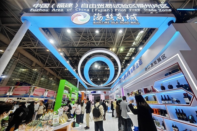 2024年3月18日，第四屆中國跨境電商交易會在福建福州開幕。展會聚焦“鏈接跨境全流域 共建電商新生態(tài)”，集聚全國80余個外貿(mào)產(chǎn)業(yè)帶的上千家供應(yīng)鏈企業(yè)。