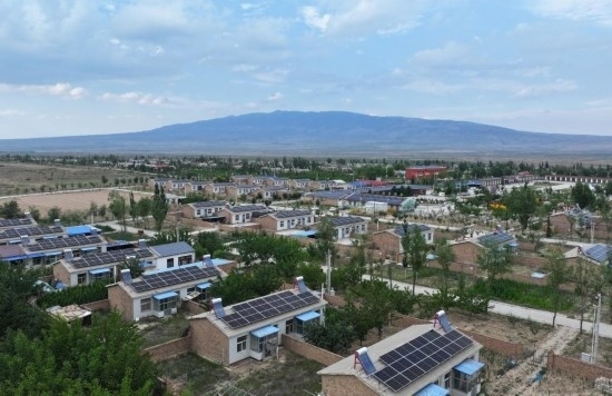 紅寺堡區(qū)新集村屋頂上的光伏板。新華社發(fā)（康國慶 攝）