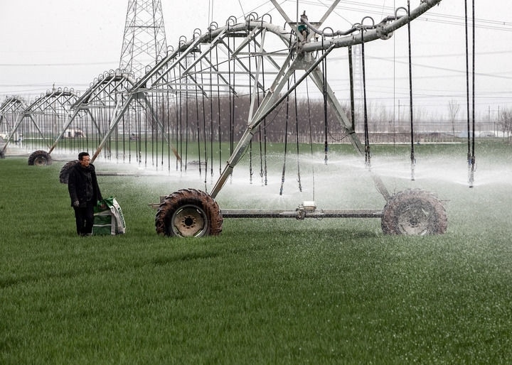 2024年3月18日，在河南省焦作市博愛縣孝敬鎮(zhèn)東原莊村瑞輝家庭農(nóng)場，村民使用全自動指針式噴灌機(jī)進(jìn)行澆灌作業(yè)。新華社發(fā)（程全攝）