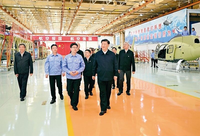2023年10月10日至13日，中共中央總書記、國(guó)家主席、中央軍委主席習(xí)近平在江西考察。這是11日上午，習(xí)近平在景德鎮(zhèn)市昌河飛機(jī)工業(yè)（集團(tuán)）有限公司考察。 新華社記者 燕雁/攝