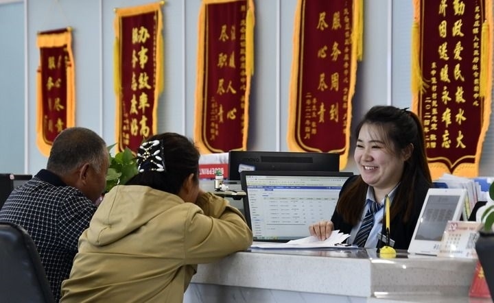 2024年3月25日，北京市大興區(qū)龐各莊鎮(zhèn)政務(wù)服務(wù)中心的工作人員耐心為群眾解答問題。大興區(qū)龐各莊鎮(zhèn)政務(wù)服務(wù)中心用“最多跑一次”的工作理念為企業(yè)和群眾提供了便利化、精準(zhǔn)化、個(gè)性化的衍生服務(wù)。新華社記者 李欣 攝