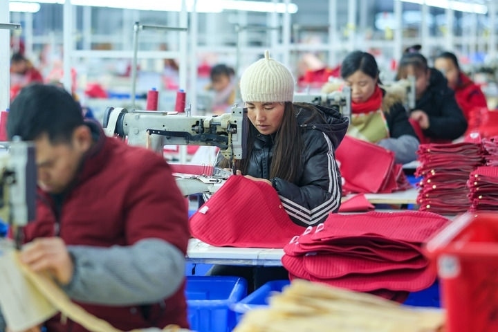 2024年1月18日，社區(qū)居民在紅安社區(qū)的鄉(xiāng)村振興就業(yè)車間工作。紅安社區(qū)是由易地搬遷安置區(qū)單獨(dú)成立的新社區(qū)，位于湖南省湘西土家族苗族自治州鳳凰縣禾庫鎮(zhèn)。新華社記者 張鋮 攝