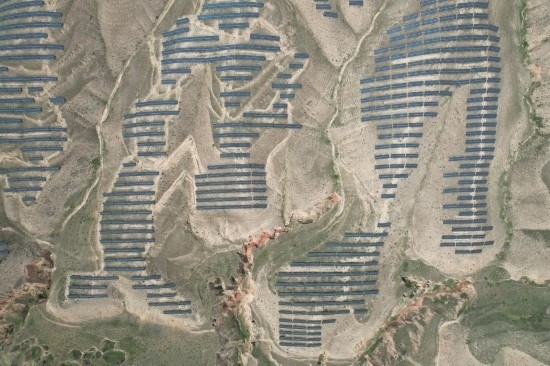 通渭縣10萬千瓦集中式光伏發(fā)電項目。新華社記者 張睿 攝