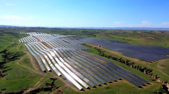 紅寺堡區(qū)發(fā)展光伏產(chǎn)業(yè)。新華社發(fā)（康國慶 攝）