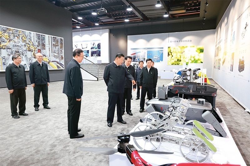 2024年4月22日至24日，中共中央總書記、國(guó)家主席、中央軍委主席習(xí)近平在重慶考察。這是22日下午，習(xí)近平參觀重慶科技創(chuàng)新和產(chǎn)業(yè)發(fā)展成果展示。 新華社記者 王曄/攝