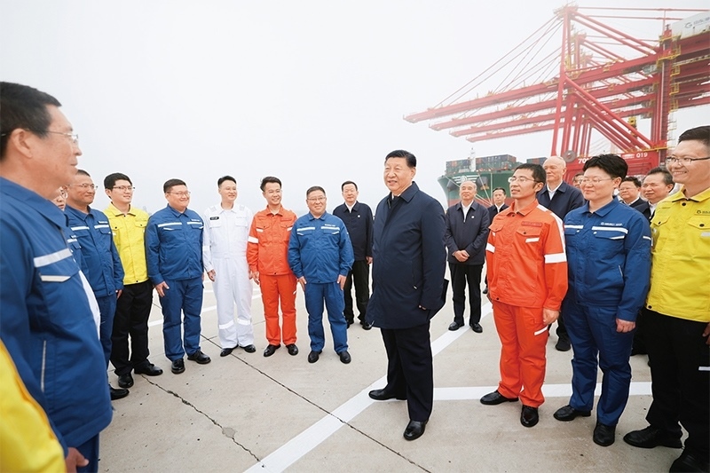 2024年5月22日至24日，中共中央總書記、國(guó)家主席、中央軍委主席習(xí)近平在山東考察。這是22日下午，習(xí)近平在日照港親切慰問港口科技工作者、運(yùn)營(yíng)人員、航運(yùn)人員。 新華社記者 鞠鵬/攝