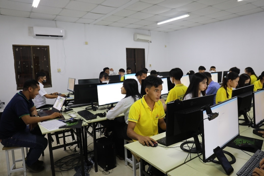 圖為西哈努克港工商學院的學生正在上課。西港特區(qū)公司供圖