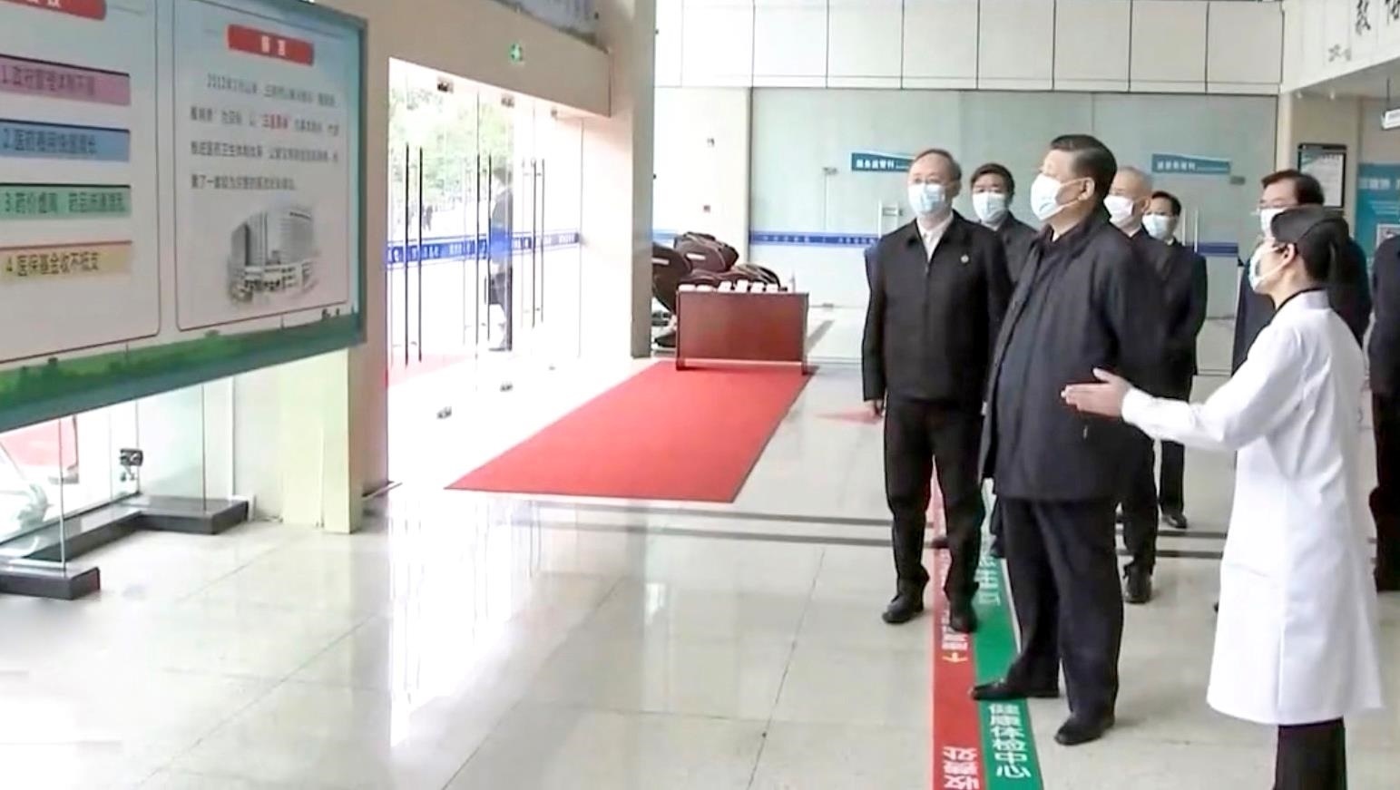 △2021年3月23日，習(xí)近平總書(shū)記在福建三明沙縣總醫(yī)院住院樓一層大廳，聽(tīng)取醫(yī)改情況介紹。