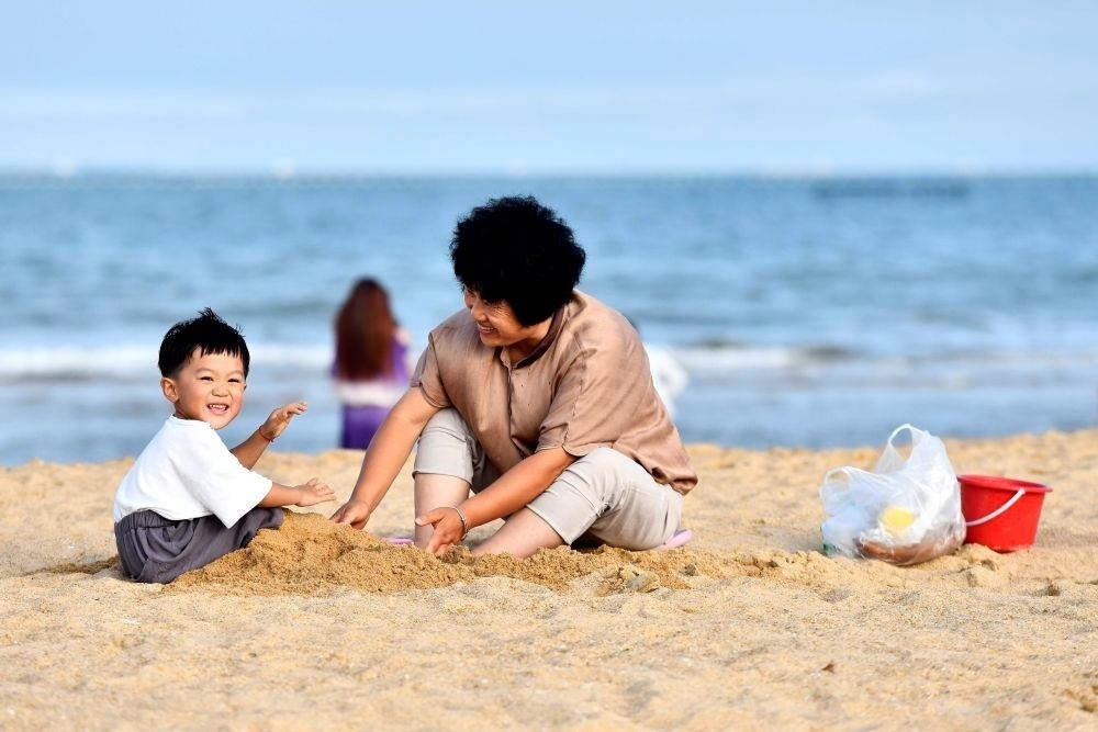 △山東日照陽(yáng)光海岸綠道沙灘一角。近年來(lái)，日照還海于民、還景于民，在保留松林、沙灘、礁石和濕地資源的基礎(chǔ)上，修復(fù)整治生態(tài)岸線(xiàn)，打造出一條長(zhǎng)約28公里的陽(yáng)光海岸綠道，吸引眾多市民游客度假休閑。