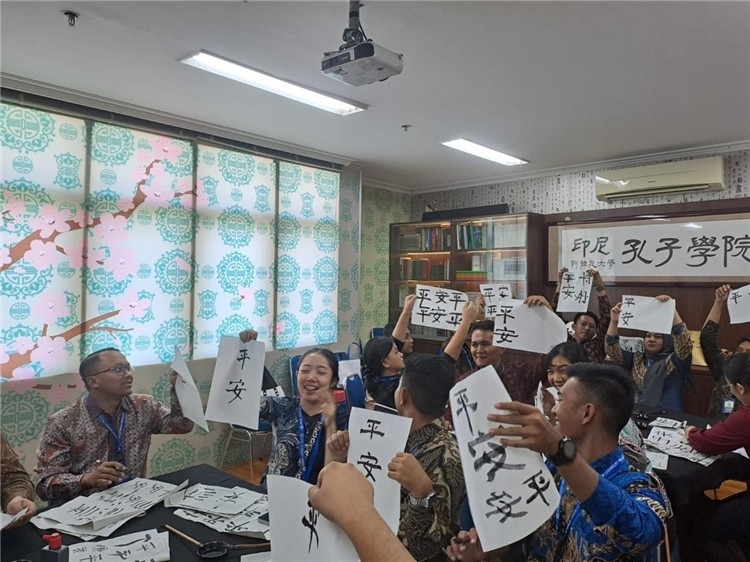 警察學員們展示書法學習成果?；顒又鬓k方供圖