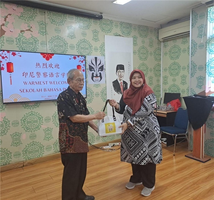 拉哈尤·蘇珊蒂與穆尼交換禮品。活動主辦方供圖