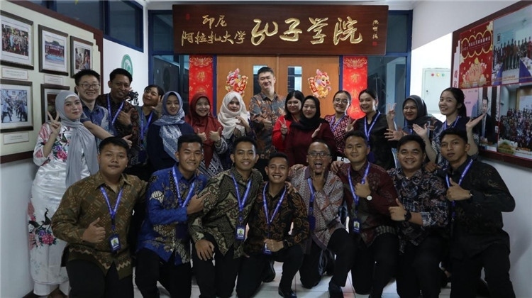 警察 學員們在孔院門口合影?；顒又鬓k方供圖