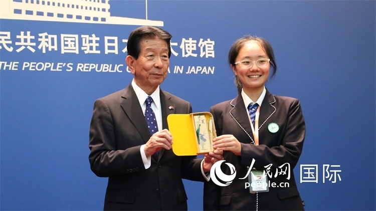 中國小大使向日本永旺1%俱樂部理事長森美樹贈(zèng)送當(dāng)?shù)靥厣Y品。人民網(wǎng) 許可攝