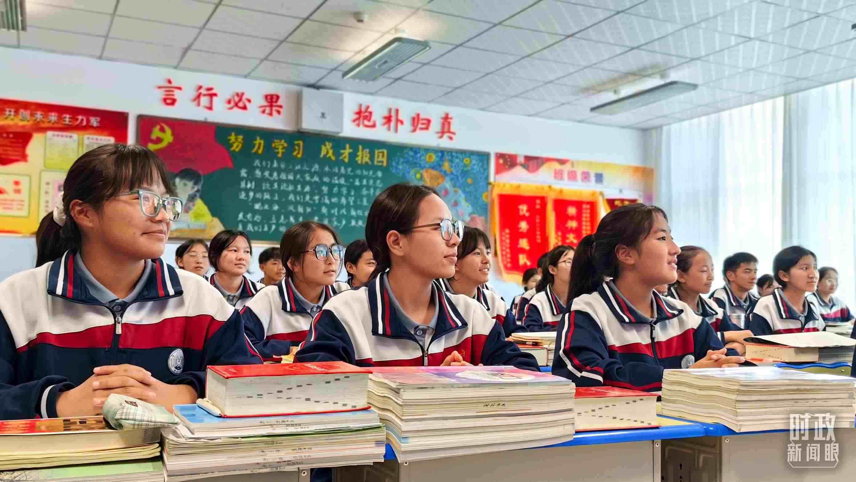 △果洛西寧民族中學(xué)高一（1）班的“新時代、新家鄉(xiāng)”主題思政課。（總臺央視記者段德文拍攝）
