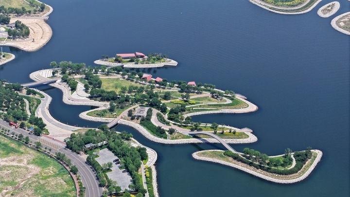 這是2024年6月28日拍攝的天津市濱海新區(qū)南灣公園一景（無人機照片）。新華社記者 李然 攝