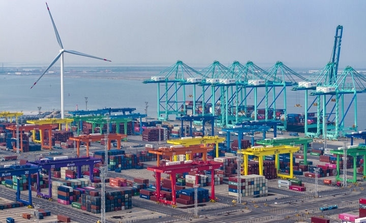 2024年7月3日，一艘集裝箱貨輪?？吭谔旖蚋邸爸腔哿闾肌贝a頭（無人機照片）。新華社記者 趙子碩 攝