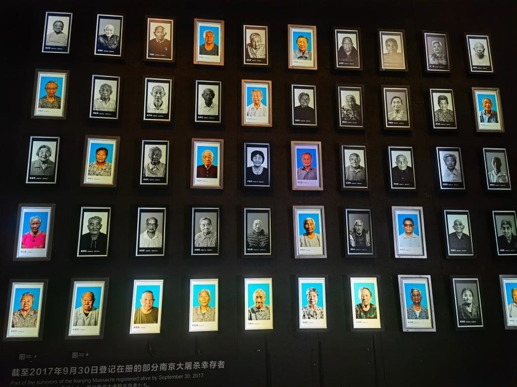 侵華日軍南京大屠殺遇難同胞紀念館內的幸存者照片墻局部。新華社記者邱冰清 攝