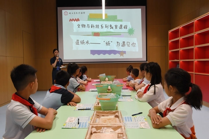 2024年5月18日，小學(xué)生在陜西歷史博物館秦漢館參加“文物與科技”系列教育課程。新華社記者 李一博 攝