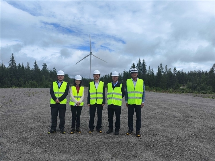 中國(guó)駐瑞典大使崔愛(ài)民（中）走訪中廣核歐能瑞典公司。中國(guó)駐瑞典大使館供圖