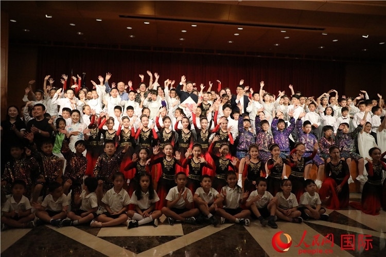 中美青少年藝術(shù)交流匯演活動(dòng)結(jié)束后，嘉賓們與學(xué)生們合影。人民網(wǎng)記者 李志偉攝