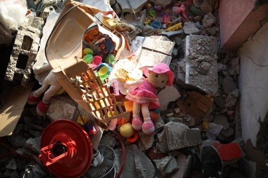 這是7月18日在加沙地帶中部努賽賴特難民營(yíng)拍攝的遭到以軍襲擊的建筑廢墟。新華社發(fā)（馬爾萬(wàn)·達(dá)烏德攝）