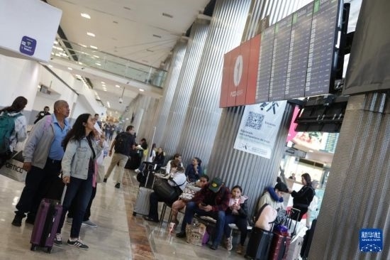 7月19日，在墨西哥首都墨西哥城的貝尼托·華雷斯國(guó)際機(jī)場(chǎng)，許多航班被延誤或取消，大量旅客在機(jī)場(chǎng)等待。新華社發(fā)（弗朗西斯科·卡涅多攝）