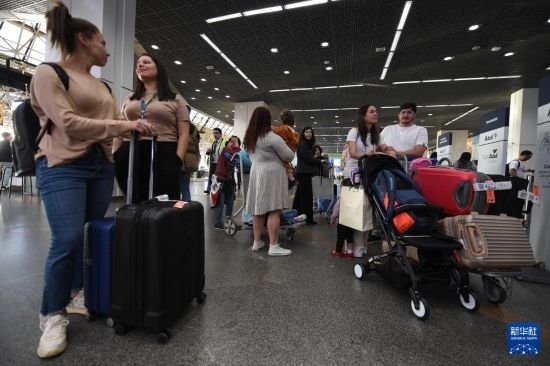 7月19日，受影響航班的旅客在巴西首都巴西利亞機(jī)場(chǎng)等待。新華社發(fā)（盧西奧·塔沃拉 攝）