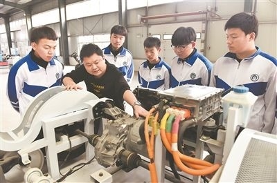 河北省威縣職業(yè)技術(shù)教育中心老師正在為學(xué)生講解電動(dòng)汽車數(shù)字技術(shù)。新華社記者 朱旭東攝