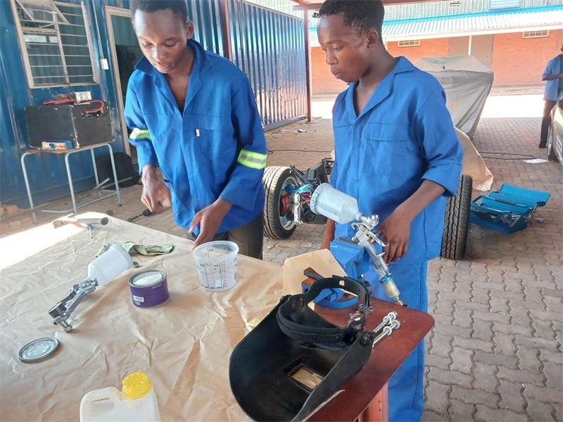 南非學生認真改造“老爺車”。索尚古夫技術高中供圖