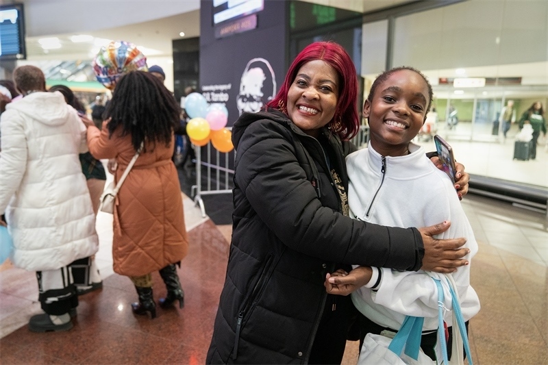 學生與家長相擁歡慶。希拉茲·莫林攝