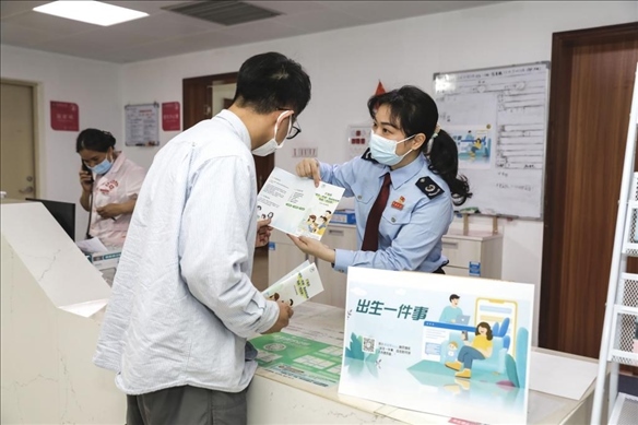 志愿者為葉先生介紹新生兒相關(guān)服務(wù)。云浮市稅務(wù)局供圖