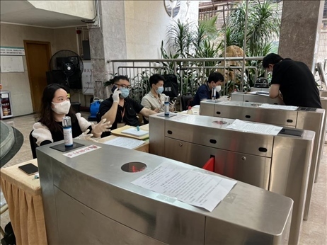 廣州市越秀區(qū)教育局現(xiàn)場(chǎng)審核返區(qū)生辦理材料，采用“提前網(wǎng)上預(yù)約、現(xiàn)場(chǎng)分批辦理”的方式進(jìn)行。廣州市越秀區(qū)教育局供圖
