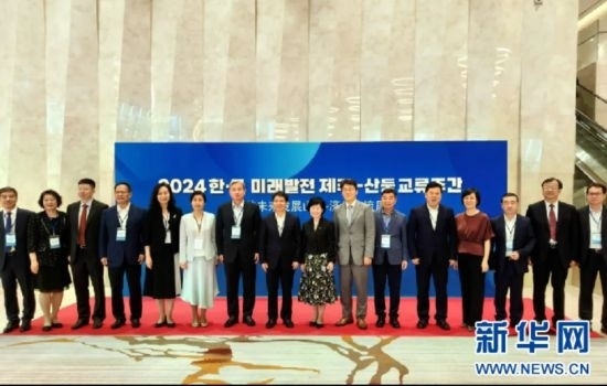 交流周活動(dòng)與會(huì)嘉賓合影。(中國駐濟(jì)州總領(lǐng)事館供圖)