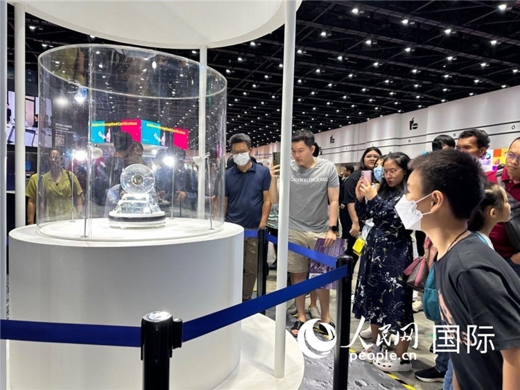 觀眾參觀中國“嫦娥五號”探測器從月球帶回的珍貴樣品。人民網(wǎng)記者簡承淵攝