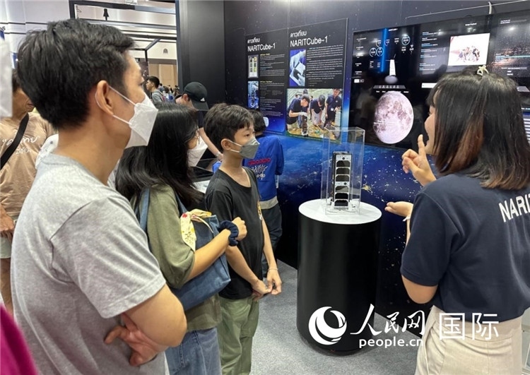 泰國國家天文研究所工作人員向觀眾科普天文知識。人民網(wǎng)記者 簡承淵攝