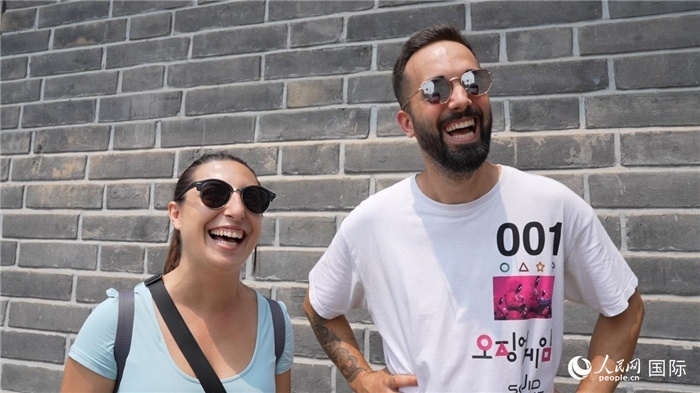 圖為西班牙籍游客塔瑪拉·魯伊斯·查莫羅（左）和馬克·普拉達(dá)·巴約納（右）。人民網(wǎng)記者 吳超嵐攝