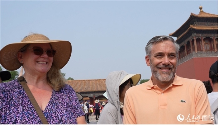 圖為來自美國拉斯維加斯的游客格雷琴·拉森 （Gretchen Larsen）（左）和她的丈夫埃里克·拉森（Eric Larsen）（右）。人民網(wǎng)記者 吳超嵐攝