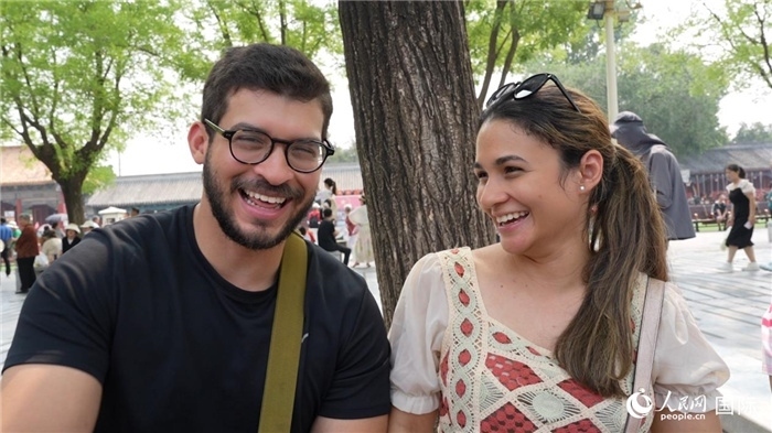 圖為巴拿馬籍游客阿德里安·岡薩雷斯（Adrian Gonzalez）（左）和丹尼斯·岡薩雷斯（Denisse Gonzalez）（右）。人民網(wǎng)記者 吳超嵐攝