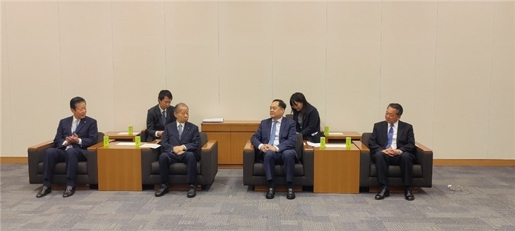 4月11日，楊萬(wàn)明會(huì)長(zhǎng)在東京會(huì)見日中友好議員聯(lián)盟會(huì)長(zhǎng)二階俊博（左二）。中國(guó)人民對(duì)外友好協(xié)會(huì)供圖