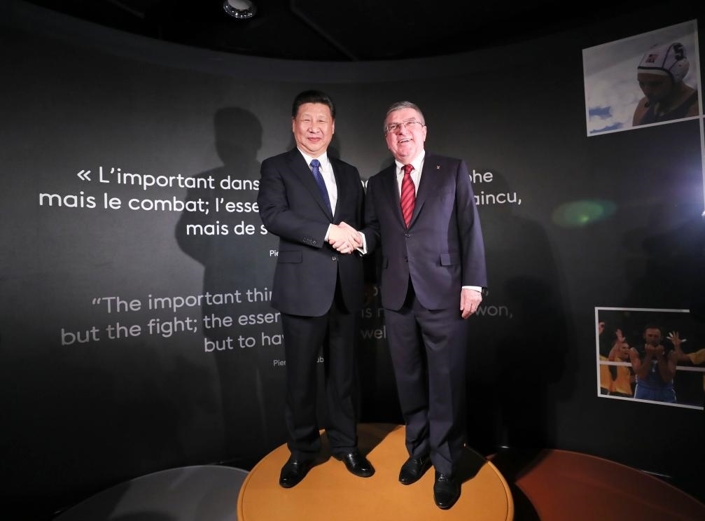 2017年1月18日，國家主席習(xí)近平在瑞士洛桑國際奧林匹克博物館會見國際奧林匹克委員會主席巴赫。這是習(xí)近平和巴赫在奧運冠軍領(lǐng)獎臺上合影。新華社記者 蘭紅光 攝