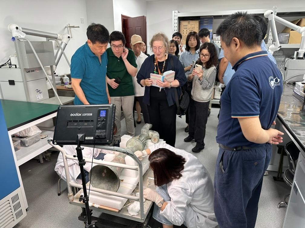 2024年5月28日，英國(guó)考古學(xué)家、牛津大學(xué)教授杰西卡·羅森在文物保護(hù)修復(fù)實(shí)驗(yàn)室觀摩文物。新華社發(fā)（四川省文物考古研究院供圖）